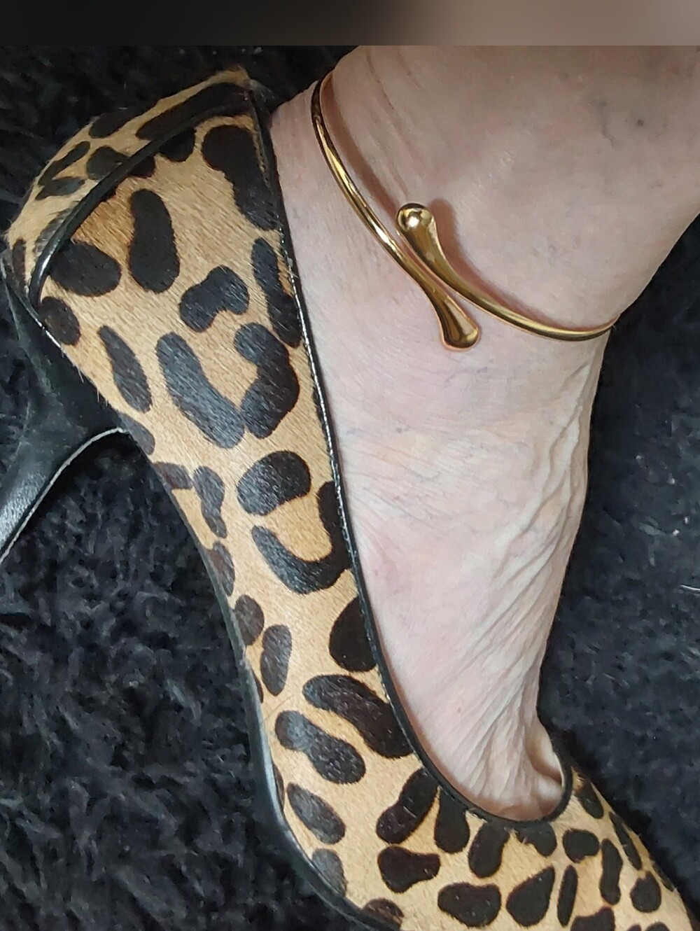 SLEEK GOLD CUFF STYLE ANKLE BANGLE